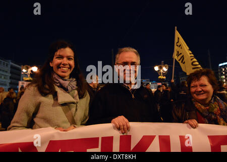 Atene, Grecia, Marzo 30th, 2014. I manifestanti gridare slogan contro il governo e l'omnibus bill per essere votato. Hanno inscenato una manifestazione di protesta per l'omnibus bill che si tradurrà in maggiore austerità e di recessione. Credito: Nikolas Georgiou / Alamy Live News Foto Stock