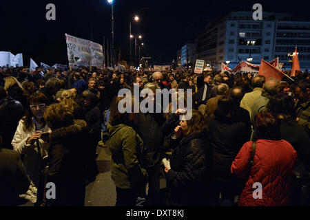 Atene, Grecia, Marzo 30th, 2014. I manifestanti gridare slogan contro il governo e l'omnibus bill per essere votato. Hanno inscenato una manifestazione di protesta per l'omnibus bill che si tradurrà in maggiore austerità e di recessione. Credito: Nikolas Georgiou / Alamy Live News Foto Stock