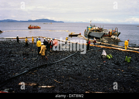 Preparare i lavoratori per lavare giù il litorale imbevuto di olio grezzo utilizzando olio Corexit disperdente come un test durante operazioni di pulitura del disco su Quayle Beach, Smith lsland dalla Exxon Valdez oil spill Agosto 8, 1989 in Prince William Sound, Alaska. La Exxon Valdez versato almeno 11 milioni di galloni di petrolio greggio nelle acque incontaminate di Prince William Sound il 24 marzo 1989. Foto Stock