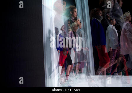 Mosca, Russia. 30 Mar, 2014. Modelli in passerella durante la sfilata di moda da ZDDZ Londra, la Mercedes-Benz Fashion Week Russia autunno/inverno 2014/15. Credito: Anna Sergeeva/ZUMAPRESS.com/Alamy Live News Foto Stock