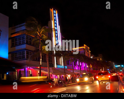 MIAMI - Novembre 12, 2012: il frangionde hotel sulla Ocean Drive a South Beach, dopo il buio, il 12 novembre 2012, a Miami, Flori Foto Stock