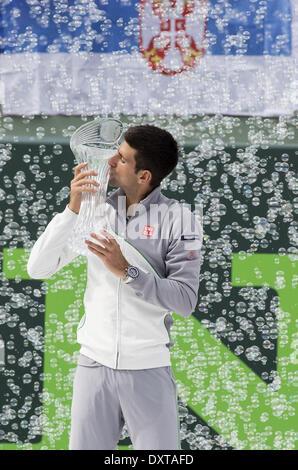 Key Biscayne, Florida, Stati Uniti d'America. 30 Mar, 2014. NOVAK Djokovic (SRB) bacia la sua quarta Butch Bucholz trofeo dopo la sconfitta di Rafa Nadal 6-3, 6-3 per vincere l'uomo finale al 2014 Sony Open Tennis Tournament. Credito: Andrea, Patrono/ZUMAPRESS.com/Alamy Live News Foto Stock