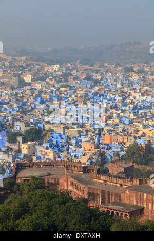 India Rajasthan, Jodhpur, la vista della città vecchia dal Forte Mehrangarh Foto Stock