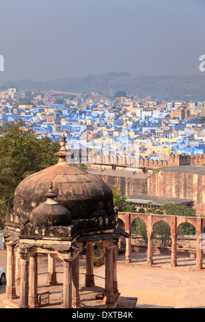 India Rajasthan, Jodhpur, la vista della città vecchia dal Forte Mehrangarh Foto Stock