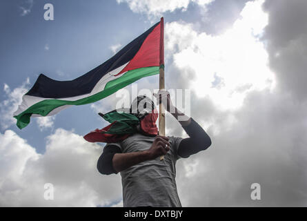 NAHAL OZ, GAZA, Palestina-marzo 30 : un gruppo di palestinesi ha organizzato manifestazioni di protesta in prossimità del confine orientale di Gaza il 30 marzo 2014. Le manifestazioni annuali di contrassegnare la morte di sei dimostranti palestinesi per mano delle truppe israeliane durante le proteste di massa nel 1976 contro i piani per confiscare terre palestinesi. (Foto di Asad Alsaftawi / Pacific Stampa) Foto Stock