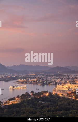 India Rajasthan, Udaipur, vista in elevazione del Lago Pichola e Udaipur Città Foto Stock