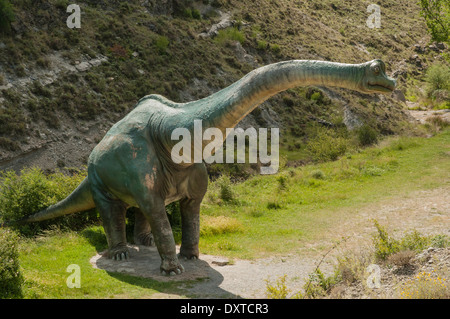 Modello ricreazione reale.size di dinosauro sauropodi in fibra di vetro e cemento al sito paleontologico Valdecevillo, la Rioja, Spagna. Foto Stock