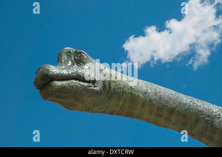 Modello ricreazione reale.size di dinosauro sauropodi in fibra di vetro e cemento al sito paleontologico Valdecevillo, la Rioja, Spagna. Foto Stock