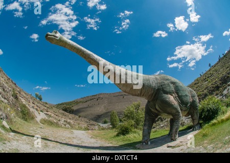 Modello ricreazione reale.size di dinosauro sauropodi in fibra di vetro e cemento al sito paleontologico Valdecevillo, la Rioja, Spagna. Foto Stock