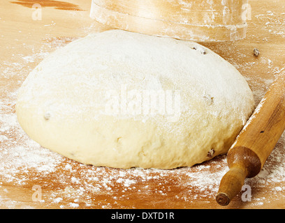 L'impasto con il mattarello sul tavolo infarinato e vista superiore Foto Stock