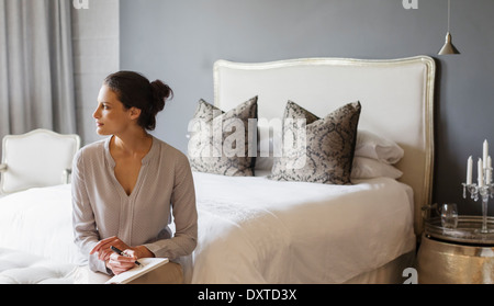 Donna iscritto in camera da letto Foto Stock