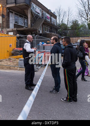 La criminalità nei pressi di Cricklewood ponte ferroviario: Cricklewood Lane chiusa al traffico dopo un adolescente è stata accoltellata. Il 18-anno-vecchio è stato trovato in Lichfield Road con delle ferite da coltello a sua gamba a 5pm. Gli investigatori ritengono che egli è stato aggredito nel vicino a Cricklewood Lane. Egli è in gravi ma non è in pericolo di vita condizione in ospedale. I funzionari di polizia di Barnet stanno indagando. Cricklewood, Londra, Regno Unito il Domenica, 30 marzo 2014. Credito: Cecilia Colussi/Alamy Live News Foto Stock