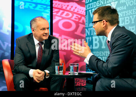 Bratislava, Slovacchia. 30 Mar, 2014. Il neo eletto Presidente slovacco Andrej Kiska, sinistra, colloqui al moderatore Martin Strizinec prima del dibattito televisivo sui risultati delle elezioni presidenziali in Bratislava, Slovacchia, domenica 30 marzo, 2014. Il nuovo arrivato politico Kiska è stato eletto il nuovo capo dello stato nella Repubblica slovacca elezione presidenziale di run-off sabato 29 marzo. © Jan KOLLER CTK/foto/Alamy Live News Foto Stock