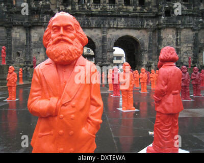 Karl Marx nella parte anteriore della Porta Nigra. Nel quadro di un processo di installazione dall'artista Ottmar Hörl, 500 di un metro di altezza Karl Marx pastic figure sono stati collocati attorno al punto di riferimento della città sulla Mosella. Foto Stock