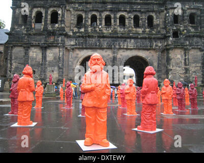 Karl Marx nella parte anteriore della Porta Nigra. Nel quadro di un processo di installazione dall'artista Ottmar Hörl, 500 di un metro di altezza Karl Marx pastic figure sono stati collocati attorno al punto di riferimento della città sulla Mosella. Foto Stock