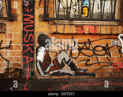 Una foto da Berlino streetart artista 'Alias', un ragazzo che indossa un vestito di calcio, fotografato a Berlino, febbraio 2014. Per solo uso editoriale CREDITO: alias/PHOTO:WOLFRAM STEINBERG DPA Foto Stock