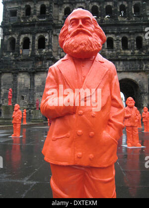 Karl Marx nella parte anteriore della Porta Nigra. Nel quadro di un processo di installazione dall'artista Ottmar Hörl, 500 di un metro di altezza Karl Marx pastic figure sono stati collocati attorno al punto di riferimento della città sulla Mosella. Foto Stock