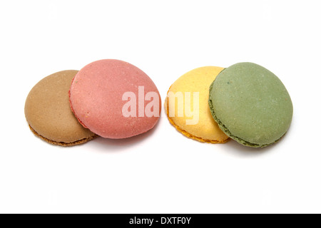 Amaretti colorati isolati su sfondo bianco Foto Stock