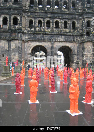 Karl Marx nella parte anteriore della Porta Nigra. Nel quadro di un processo di installazione dall'artista Ottmar Hörl, 500 di un metro di altezza Karl Marx pastic figure sono stati collocati attorno al punto di riferimento della città sulla Mosella. Foto Stock