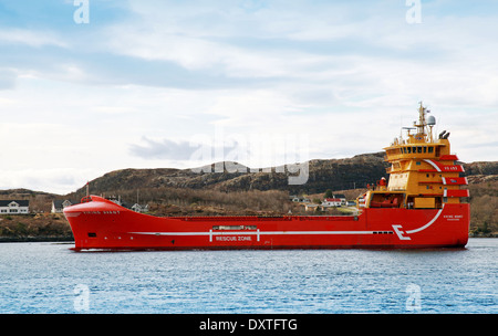 RORVIK, Norvegia - Maggio 2013: Piattaforma norvegese di alimentazione 'Nave Viking Avant' entra nel porto di Rorvik su 11 Maggio 2013 Foto Stock