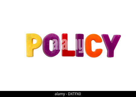 La parola policy viene definita con lettere magnetiche luminose e colorate su uno sfondo bianco pulito. Foto Stock