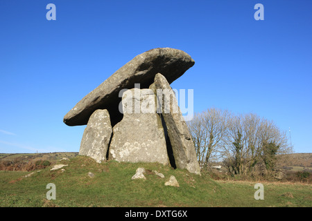 Quoit Trethevy uno dei più antichi del Neolitico tomba chambered e camere funerarie, in Cornovaglia con la sua grande capstone sulla parte superiore Foto Stock