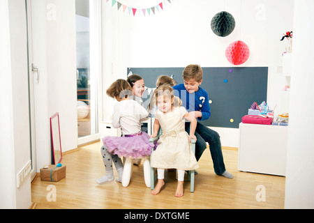 I bambini sulla festa di compleanno divertendosi, Monaco di Baviera, Germania Foto Stock