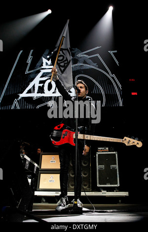 Il bassista Pete Wentz dei Fall Out Boy esegue a KISS 108's Jingle Ball 2013 a TD Garden sul dicembre 14, 2013 a Boston. Foto Stock