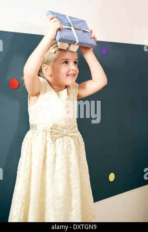 Ragazza alla festa di compleanno di divertirsi, Monaco di Baviera, Germania Foto Stock