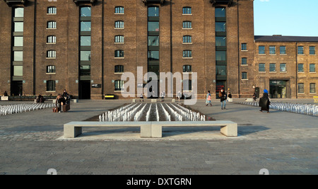 Vista esterna del UAL Central St Martins, CSM Università delle Arti di edificio e fontana granaio Square Kings Cross London N1 UK KATHY DEWITT Foto Stock