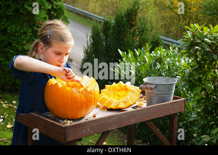 Ragazza carving Jack O'lanterna Foto Stock