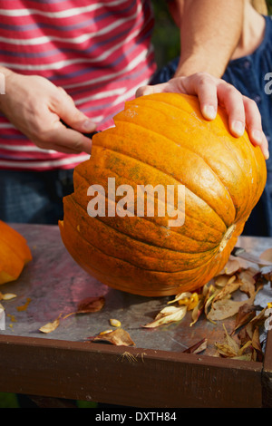 Persone carving Jack O'lanterna Foto Stock