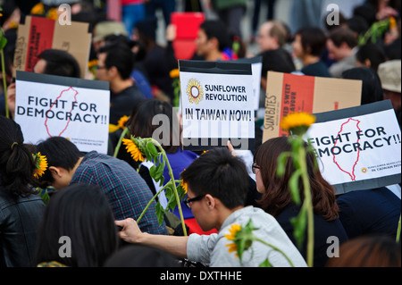 Gli studenti di Taiwan che protestavano pacificamente sulla democrazia a Taiwan e il servizio di un accordo commerciale con la Cina in Trafalgar Square,UK Foto Stock