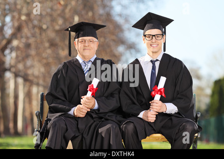 Docente e studente in posa su una panchina nel parco Foto Stock