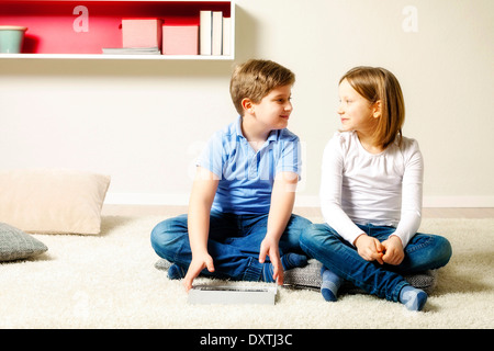 I bambini che usano tablet pc a casa, Monaco di Baviera, Germania Foto Stock