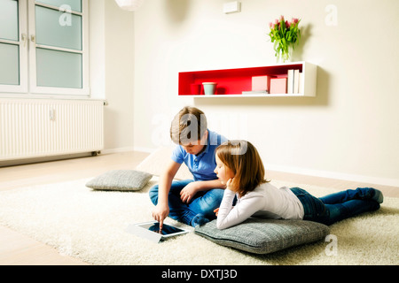 I bambini che usano tablet pc a casa, Monaco di Baviera, Germania Foto Stock