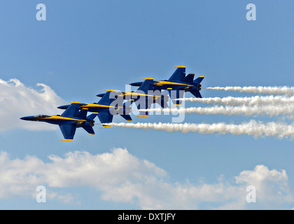 US Navy dimostrazione di volo squadrone, Blue Angels, eseguire la doppia Farvel durante il Los Angeles County Airshow di Marzo 22, 2014 in Lancaster, CA. Foto Stock