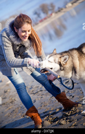 Donna con cane all'aperto, Croazia Foto Stock