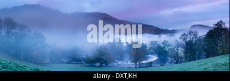 I colori autunnali e la nebbia nella Dee Valley (Dyffryn Dyfrdwy) a ferro di cavallo Cade vicino a Llangollen, Denbighshire, Galles Foto Stock