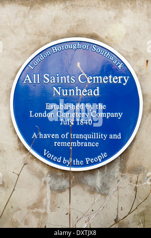 Una targa blu all'ingresso del cimitero Nunhead nel sud di Londra. Foto Stock