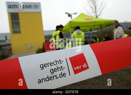 Leipzig, Germania. 31 Mar, 2014. I dipendenti del centro logistico di ordine di posta società Amazon sono in sciopero e protesta con un banner rosso a leggere 'just-works-diversamente.de' di fronte alla società in Leipzig, Germania, 31 marzo 2014. Dopo una pausa di alcuni mesi di servizio civile europea Verdi riprende gli scioperi a US-American di ordine di posta corporation Amazon. Foto: Peter Endig/dpa/Alamy Live News Foto Stock