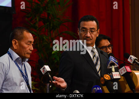 Kuala Lumpur, Malesia. 31 Mar, 2014. Malaysian deliberando il Ministro dei trasporti Hishammuddin Hussein (C) assiste ad una conferenza stampa a Kuala Lumpur, Malesia, Marzo 31, 2014. La Malaysia ha promesso lunedì che non darà mai fino a quando non trova ciò che è accaduto a missing Malaysia Airlines MH370. Credito: Chong Voon Chung/Xinhua/Alamy Live News Foto Stock