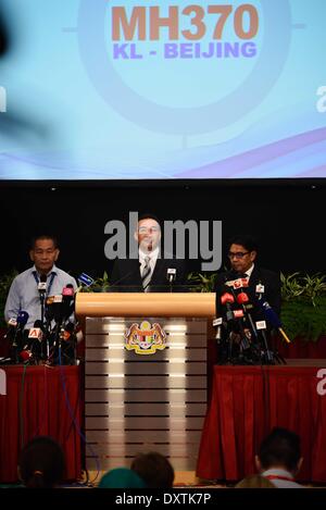 Kuala Lumpur, Malesia. 31 Mar, 2014. Malaysian deliberando il Ministro dei trasporti Hishammuddin Hussein (C) parla nel corso di una conferenza stampa a Kuala Lumpur, Malesia, Marzo 31, 2014. La Malaysia ha promesso lunedì che non darà mai fino a quando non trova ciò che è accaduto a missing Malaysia Airlines MH370. Credito: Chong Voon Chung/Xinhua/Alamy Live News Foto Stock