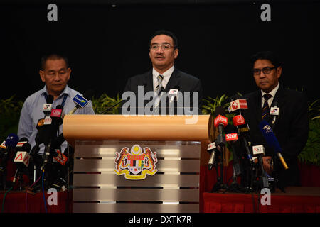 Kuala Lumpur, Malesia. 31 Mar, 2014. Malaysian deliberando il Ministro dei trasporti Hishammuddin Hussein (C) parla nel corso di una conferenza stampa a Kuala Lumpur, Malesia, Marzo 31, 2014. La Malaysia ha promesso lunedì che non darà mai fino a quando non trova ciò che è accaduto a missing Malaysia Airlines MH370. Credito: Chong Voon Chung/Xinhua/Alamy Live News Foto Stock