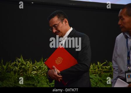 Kuala Lumpur, Malesia. 31 Mar, 2014. Malaysian deliberando il Ministro dei trasporti Hishammuddin Hussein (L) FOGLIE dopo una conferenza stampa a Kuala Lumpur, Malesia, Marzo 31, 2014. La Malaysia ha promesso lunedì che non darà mai fino a quando non trova ciò che è accaduto a missing Malaysia Airlines MH370. Credito: Chong Voon Chung/Xinhua/Alamy Live News Foto Stock