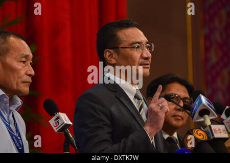 Kuala Lumpur, Malesia. 31 Mar, 2014. Malaysian deliberando il Ministro dei trasporti Hishammuddin Hussein (C) parla nel corso di una conferenza stampa a Kuala Lumpur, Malesia, Marzo 31, 2014. La Malaysia ha promesso lunedì che non darà mai fino a quando non trova ciò che è accaduto a missing Malaysia Airlines MH370. Credito: Chong Voon Chung/Xinhua/Alamy Live News Foto Stock