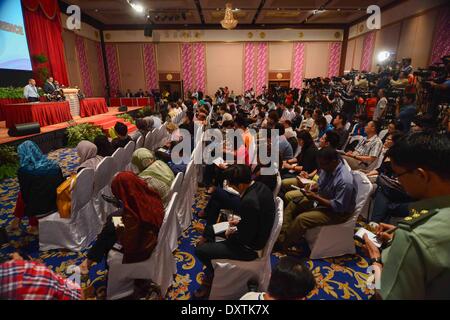 Kuala Lumpur. 31 Mar, 2014. Foto scattata il 31 marzo 2014 mostra la vista di una conferenza stampa alla quale hanno partecipato Malaysian deliberando il Ministro dei trasporti Hishammuddin Hussein di Kuala Lumpur in Malesia. La Malaysia ha promesso lunedì che non darà mai fino a quando non trova ciò che è accaduto a missing Malaysia Airlines MH370. Credito: Chong Voon Chung/Xinhua/Alamy Live News Foto Stock