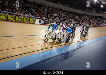 I ciclisti corsa attorno alla via a Londra velodromo olimpico Foto Stock