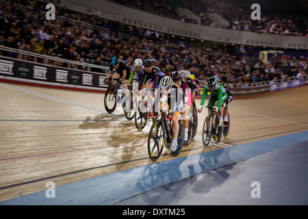 I ciclisti corsa attorno alla via a Londra velodromo olimpico Foto Stock