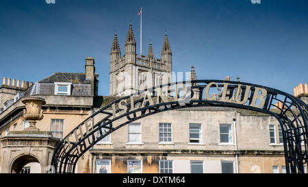 Vista della tradizionale architettura Georgiana nella bellissima città di Bath in Somerset, Inghilterra, Regno Unito. Foto Stock